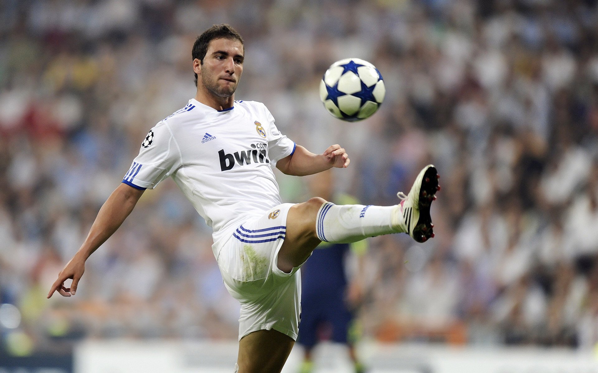 莱比锡红牛球员集体做客肯德基，放松心情迎接比赛，莱比锡红牛比赛视频